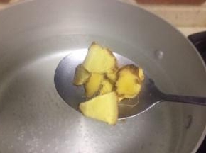 取锅加水放入姜片准备煮腊肉
