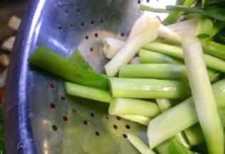 倒入蒜苗径，蒜苗一下锅这香味太诱人了