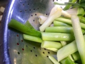 倒入蒜苗径，蒜苗一下锅这香味太诱人了