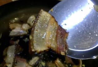 腊肉炒出透明卷边了，把刚才11的瘦肉放入锅少抄一下，全部腊肉都放锅一边