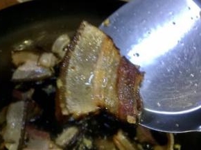 腊肉炒出透明卷边了，把刚才11的瘦肉放入锅少抄一下，全部腊肉都放锅一边