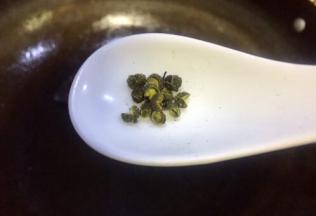 热锅下适量的菜籽油五层热放入花椒