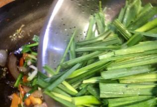 放入蒜苗叶，炒均匀一下