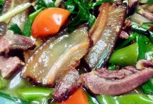 晶莹剔透吃起肥而不腻，香儿不焦，吃在嘴里糯滋滋的