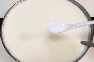 往磨好的豆米浆内加入2小匙盐。