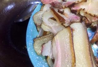 接着放入腊肉五花肉，瘦腊肉放一边待会放