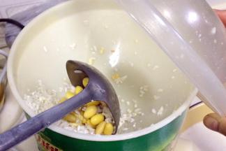 把混合好的黄豆、大米和水分次慢慢加入到磨浆机内研磨。