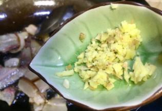 腊肉稍微起卷了放入姜米一起炒
