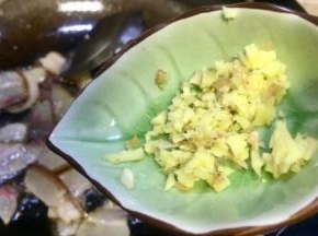 腊肉稍微起卷了放入姜米一起炒
