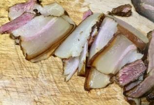 捞起来稍冷下把腊肉切片，个人不喜欢太薄，这个厚度吃起有感觉些