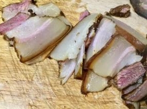 捞起来稍冷下把腊肉切片，个人不喜欢太薄，这个厚度吃起有感觉些