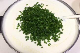 加入适量切碎的葱末。