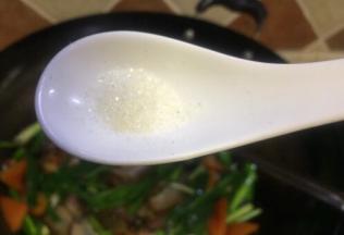 加点白糖调味，蒜苗叶一焉就可以起锅，吃过的人才知道蒜苗炒腊肉有多香