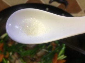 加点白糖调味，蒜苗叶一焉就可以起锅，吃过的人才知道蒜苗炒腊肉有多香