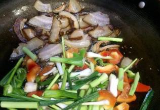 15.16.17一起炒炒香后把腊肉混合一起炒