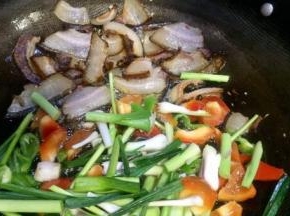 15.16.17一起炒炒香后把腊肉混合一起炒