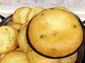 炸好的油饼从锅内捞起控油，稍微放凉后即可食用。这个量可以制作约90块的油饼，大家可以取1/3的量先试试做下。