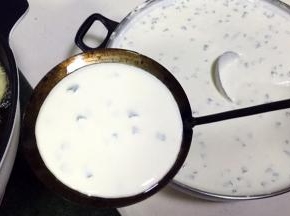 不建议倒太多豆米浆，勺子边缘可以稍微留点。