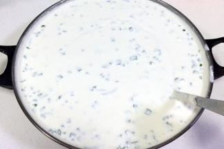 继续把豆米浆搅拌均匀。