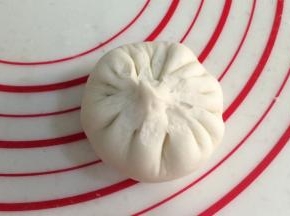 像包包子一样将馅料包起来，捏紧收口。