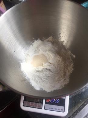将材料按水，糖，粉，酵母放中间，泡打粉放四周放入厨师机桶内