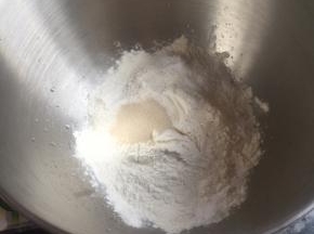 将材料按水，糖，粉，酵母放中间，泡打粉放四周放入厨师机桶内