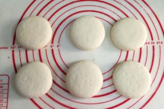 把每一份都一一包好按压成型，收口朝下放置。