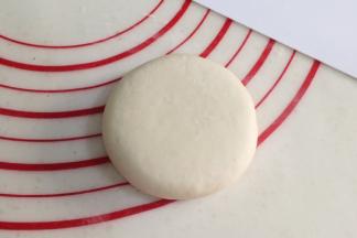 把包好的饼轻轻按压，然后用擀面杖擀成厚度为1厘米的圆饼状，也可以用刮板直接按压成型。