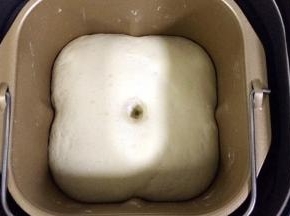 面团发至2倍大，手指沾面粉戳孔，不塌陷不回弹即可。