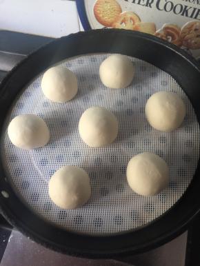 蒸锅水烧温后，将剂子放好，盖好盖子发酵约45分钟，二倍大