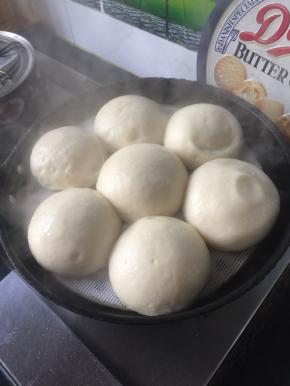 烧开水后再蒸约10分钟，锅盖有水，有点回缩，出炉