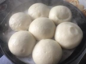 烧开水后再蒸约10分钟，锅盖有水，有点回缩，出炉