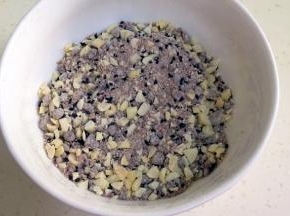 红糖、面粉、花生碎和黑芝麻混合均匀。
