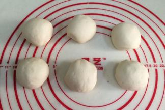 发好的面团取出排气，分成六等份，挨个滚圆。