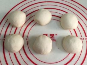 发好的面团取出排气，分成六等份，挨个滚圆。