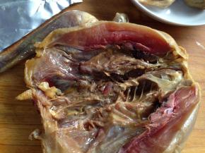 腊鸡洗净切成两半