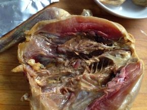 腊鸡洗净切成两半