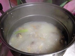 开锅倒入白酒煮30分钟（主要是去腥除咸味）后捞出备用