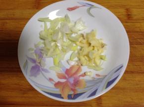 先来准备一些调料：葱、蒜切末