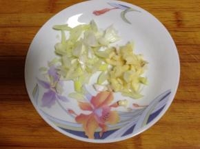 先来准备一些调料：葱、蒜切末
