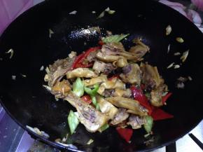 炒匀好倒入青、红尖椒片再次翻匀关火出锅即可