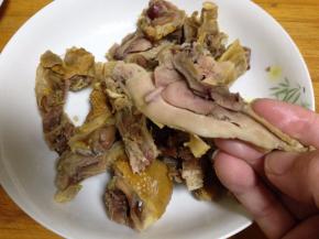 煮好的腊鸡后捞出备用