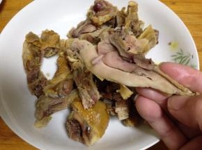 煮好的腊鸡后捞出备用