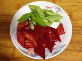 红尖椒、青尖椒切成象眼片