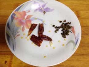 准备麻椒、干辣椒切段