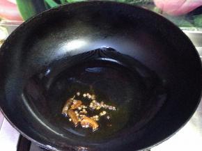 热锅凉油下入麻椒和干辣椒炸至紫色