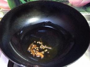 热锅凉油下入麻椒和干辣椒炸至紫色