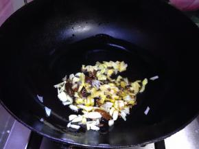 下入葱、蒜碎炒出香味