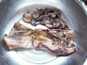 买回来的鱿鱼处理干净，我买的时候请到家帮忙清理了内脏和头部。