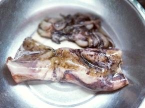 买回来的鱿鱼处理干净，我买的时候请到家帮忙清理了内脏和头部。